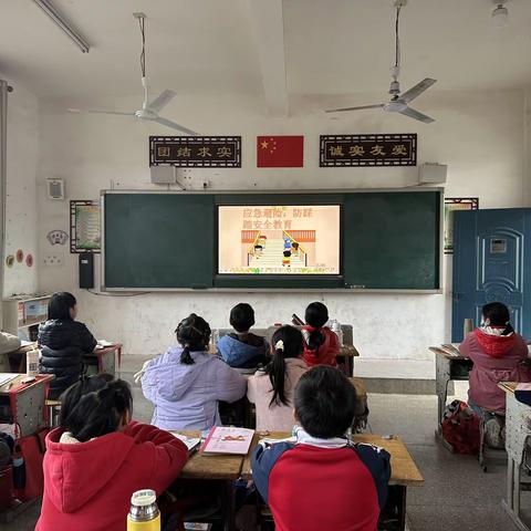 应急演练，安全同行——万崇小学开展防震防灾演练活动