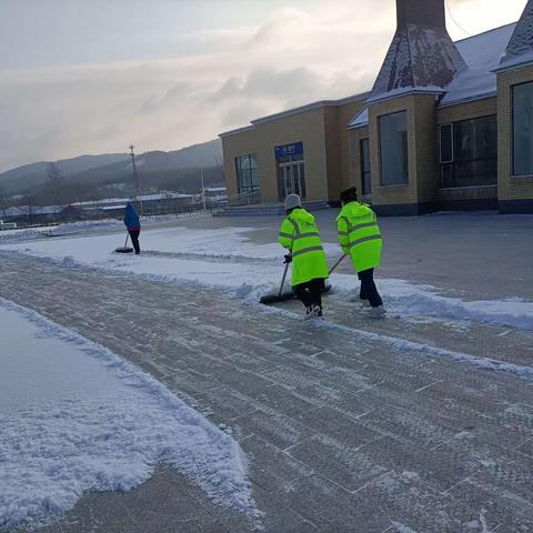 【都岭服务区】鏖战风雪，保路畅人安