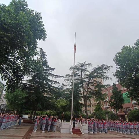 与心灵相约，与奋进同行——郑州市第五初级中学八年级升旗仪式