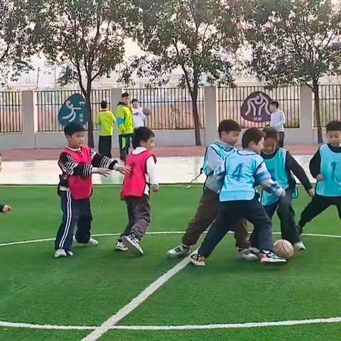 “球”动童心，“足”够精彩——翠林蓝湾小学“校长杯”一年级足球赛纪实