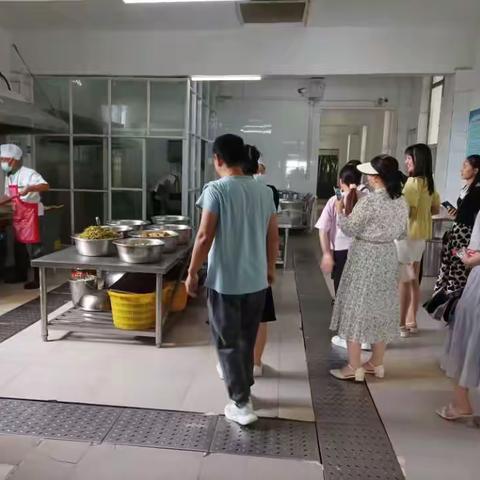 家校共育，守护舌尖上的安全——万福店农场中心学校家长代表参观食堂及试餐评餐活动