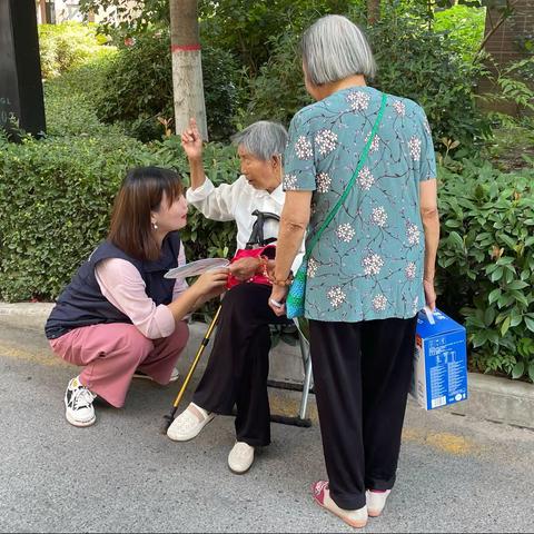 探望空巢老人，爱心慰问暖人心