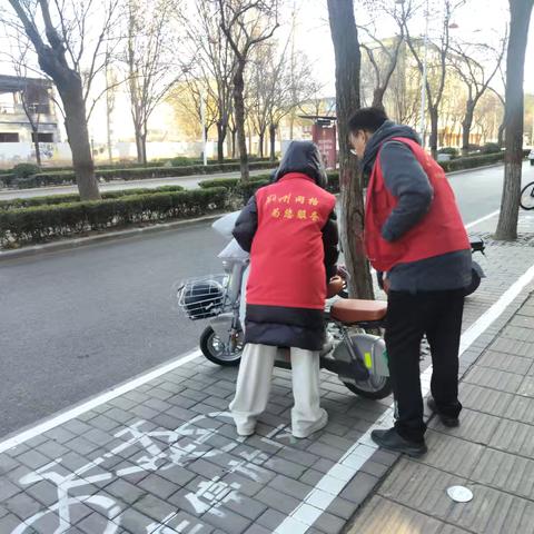 下东社区规范非机动车停放劝导整治行动顺利开展