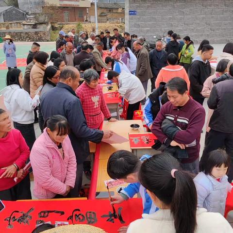 封开县南丰镇中心小学举办春节写春联社会实践活动