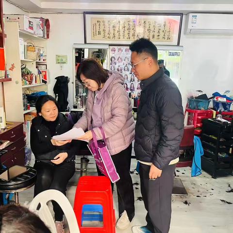 【党建引领.红色服务】雁塔社区联合城管部门开展沿街店面房产税宣传征收工作