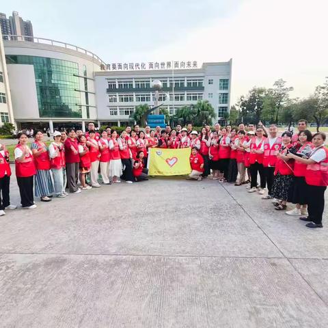 🌞秋阳如火🔥， ❤️爱心如歌🎶！ 2025年9月30日第5周放学~感谢716班家长志愿者以及志愿者骨干们，为孩子们保驾护航🌷🌷🌷