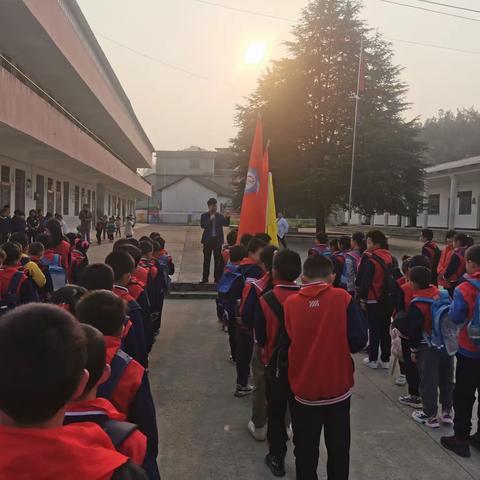 缅怀革命先烈，争做时代新人———青石镇温泉小学清明节祭扫烈士陵园活动