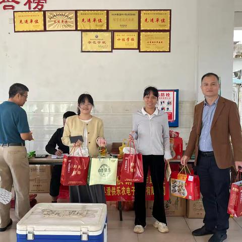 澄迈县第三中学消费助农集市开集 小集市搭起增收“连心桥”