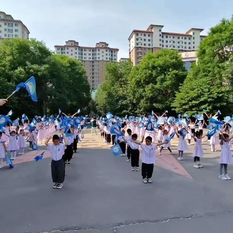 队列展示  活力无限——襄汾县第三幼儿园小班组队列旗操展示活动