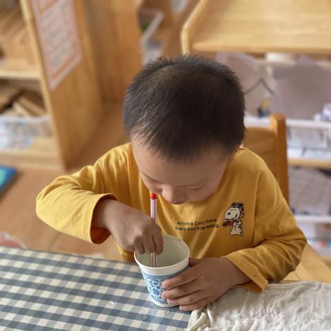 华艺幼儿园小班第九周 科学实验  彩色牛奶