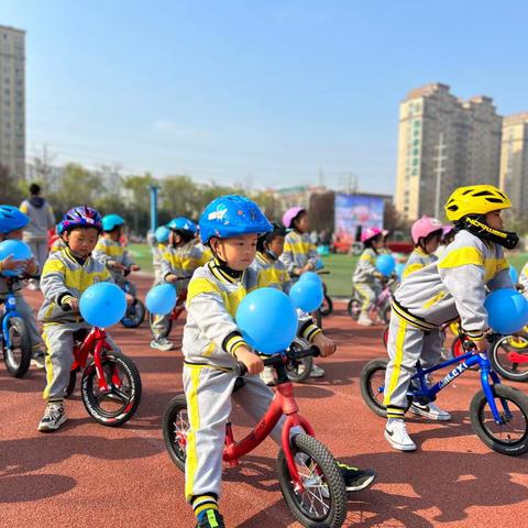 现代幼儿园“大手拉小手，共度欢乐时光”大型亲子活动