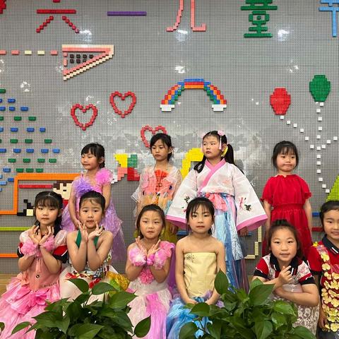 西咸空港小天使幼儿园大一班“六一儿童节系列活动”——环保时装秀