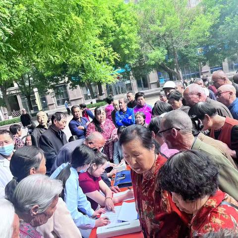 以人民为中心｜底张街道开展“残章残疾人平等权益，促进残疾人融合发展”2026年全国助残日主题宣传活动