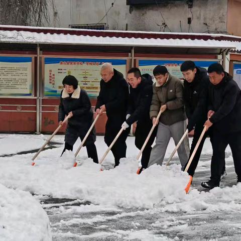 以雪为令护平安 同心协力暖校园 ——盘山县吴家学校开展元宵节除雪保畅专项行动