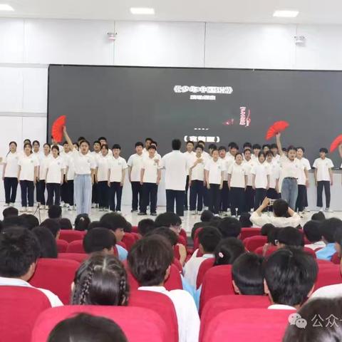 “红歌嘹亮颂党恩 八规铭心强党性”————八年级红歌师生共唱活动暨期中表彰大会纪实