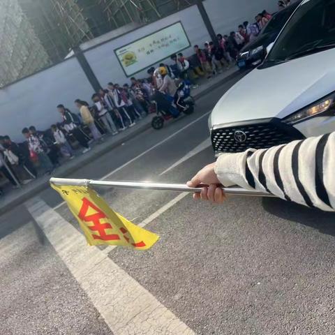 有一种责任叫护岗 有一种安心叫我在身旁 ——海王路教育集团风河小学304班护岗记