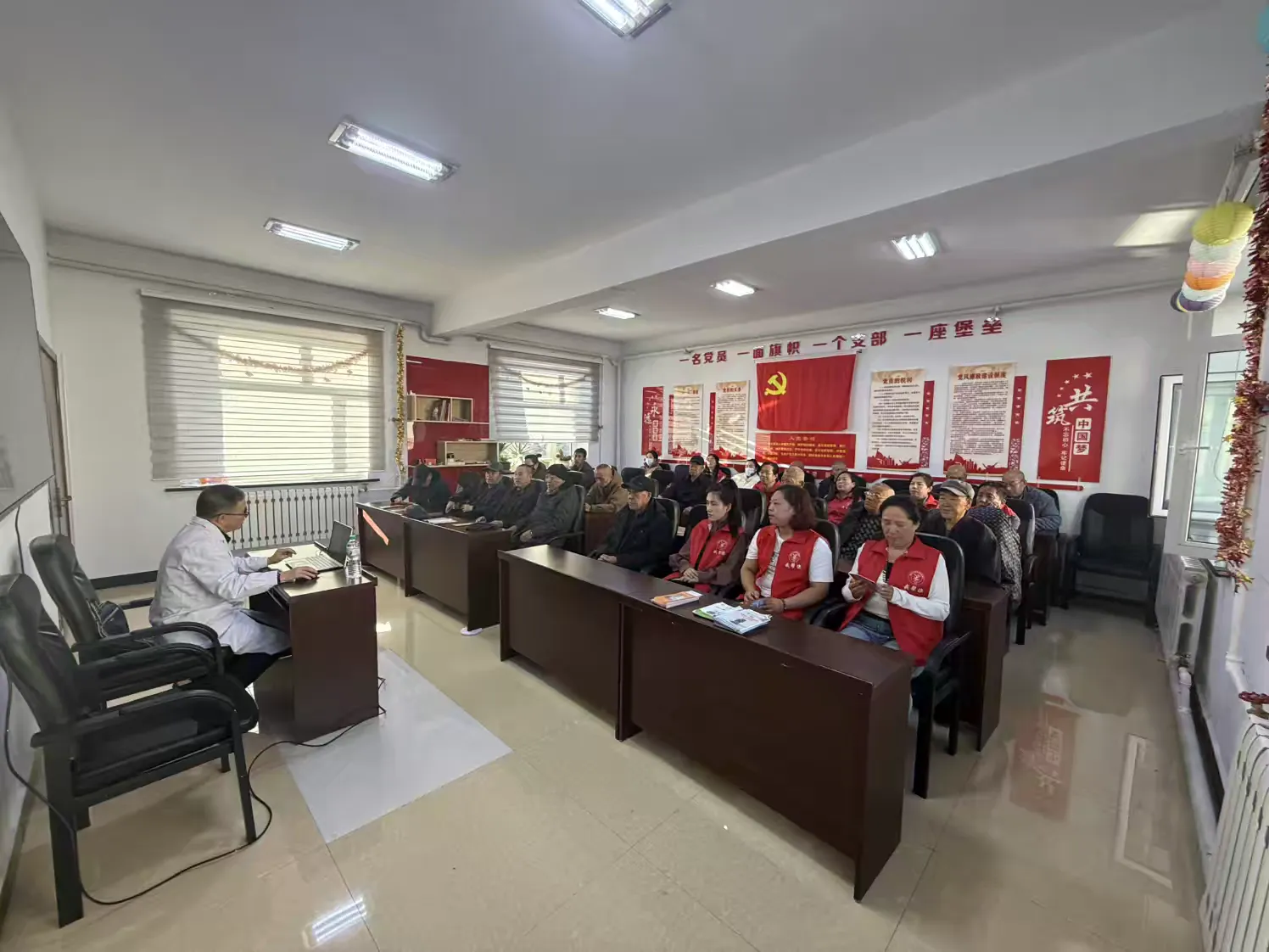 简篇-沿山社区新时代文明实践站开展“邻里共健康，义诊暖人心”活动