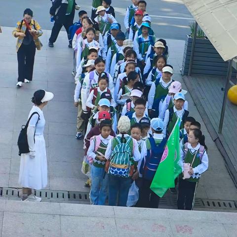 拥抱春天，寻找童年乐趣 课外实践活动精彩瞬间