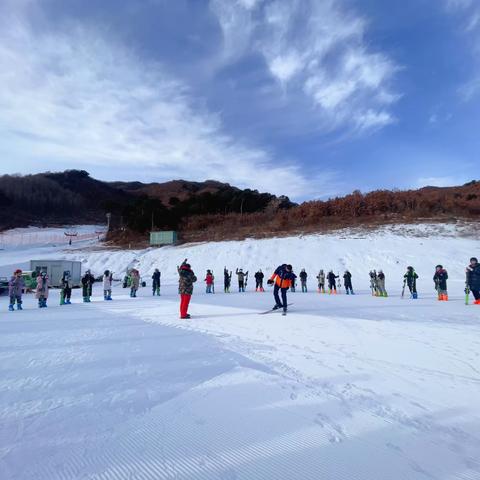 冰雪奇缘，快乐体验——石门寨小学参加2024年海港区滑雪培训
