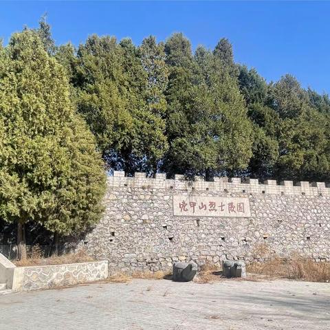 石门寨小学“‘双争有我’--我们的节日·清明节”——祭扫烈士墓活动