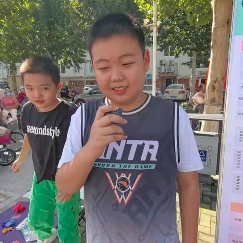 “萤火虫”班社会实践第七课——小掌柜爱心练摊 桓台慈善市集义卖款汇入“一日捐”