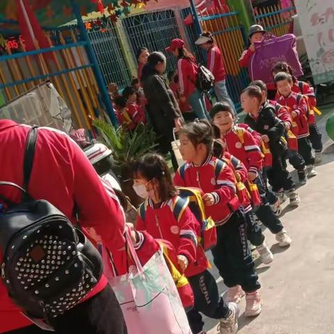 阳光灿烂，春暖花开一一金色童年幼儿园踏青之旅
