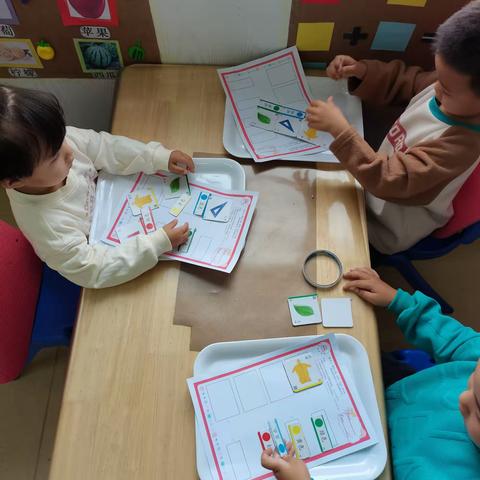 十月份主题活动《小画家》