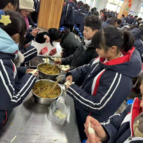 “饺”好运 迎元旦——“情暖冬日 爱满一中”安字营镇一初中“包饺子”及“一班一精品”活动纪实