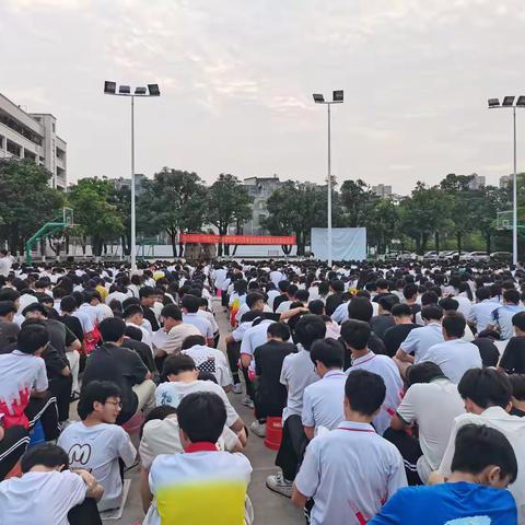 考后明得失，奋斗向未来——贵港市江南中学高一年级举办2025年春季期5月月考总结表彰暨期末冲刺动员会