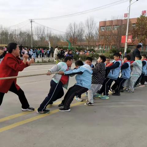 “拔河比赛展风采，凝心聚力向未来”—— 第二小学拔河比赛