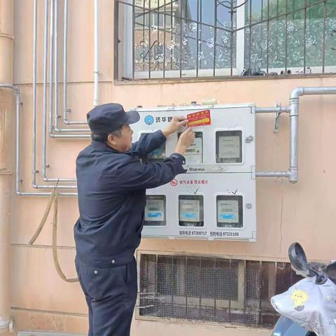 大学路派出所民警开展清除小广告活动