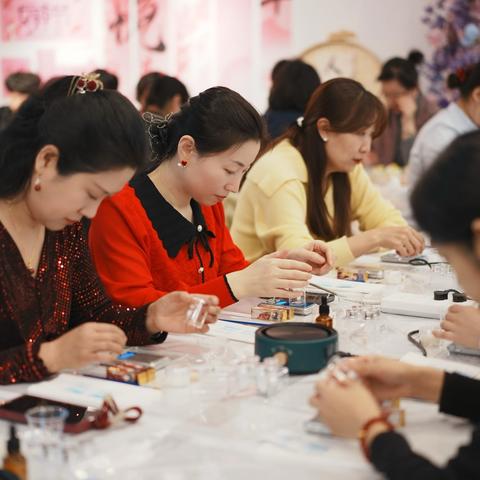 春日里的“唇”粹时光 | 鹤岗分行开展三八节口红DIY活动，解锁女员工的专属浪漫