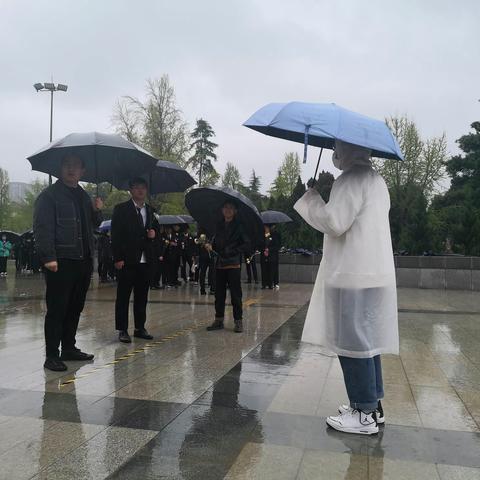 西安烈士陵园工作人员冒雨接待多家祭英烈祭扫活动团队