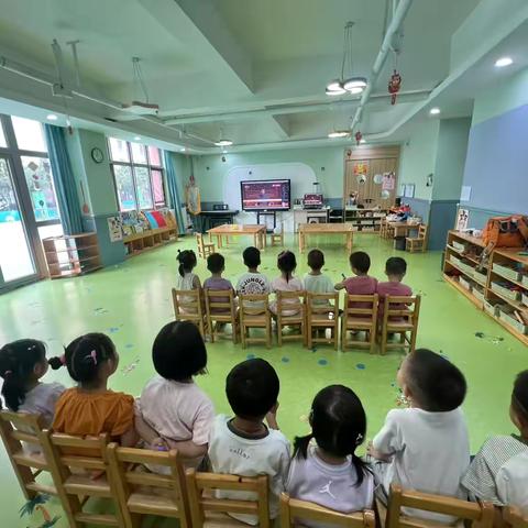 临沂怡海幼儿园师生观看“九三阅兵”仪式活动纪实