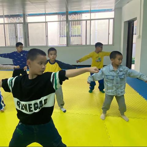 郡雨三小学精品社团武术曾老师：第7次课程课堂反馈：上课9人数：实到8人，1人请假。