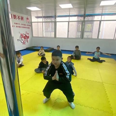 郡雨三小学精品社团武术曾老师：第10次课程课堂反馈：上课7人数：实到8人。