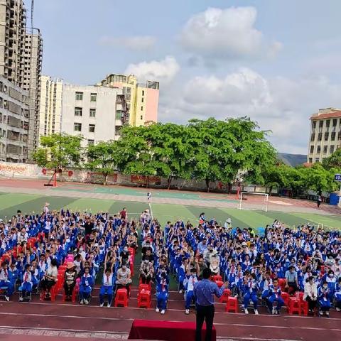 “不要让爱你的人失望”——琼中县第二小学感恩教育主題活动