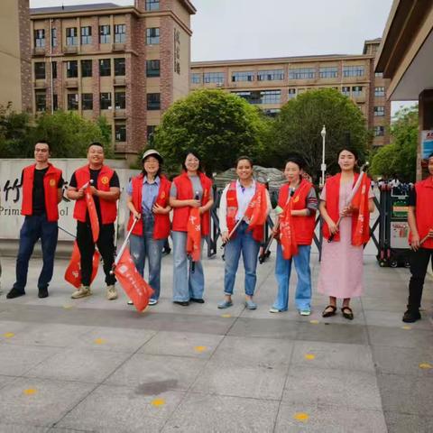 用爱执勤，用心守护–--2015班护学岗执勤