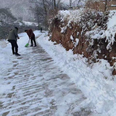 段家庄村“清除道路积雪  保证出行安全”志愿服务活动