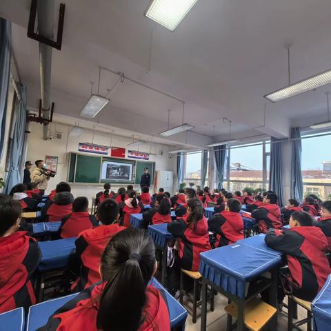 消防在我心  安全伴我行——实验小学四（8）中队消防安全进课堂活动