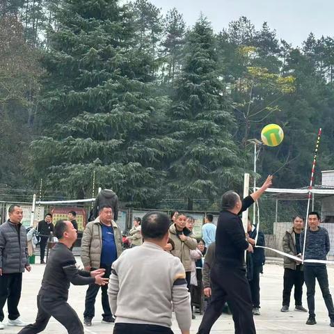 月溪镇中心学校举行2025年“迎元旦”第三届男女混合气排球比赛