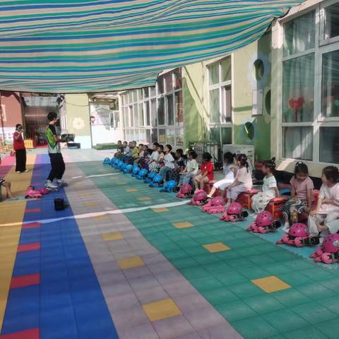 银杏阳光幼儿园中班轮滑小健将，即刻出发💪💪 💪