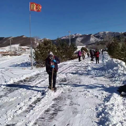 清扫积雪净村居                             铲雪除冰保安全