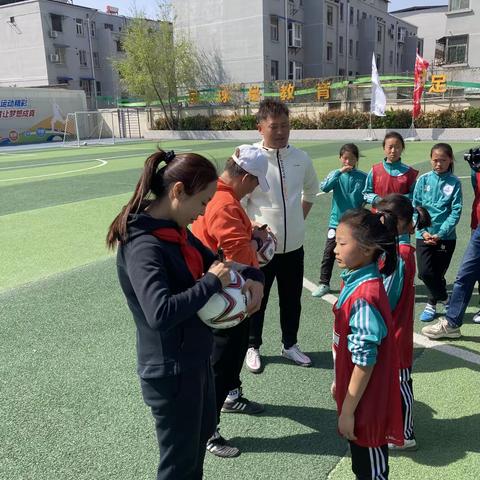 “奔跑吧 少年”冠军进校园活动走进开封市苹果园中路小学