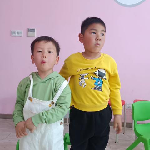 朗艺小主持2023.5.13基础(21)班学习内容1.学习口部操三.四2.学习《爸爸抱宝宝》