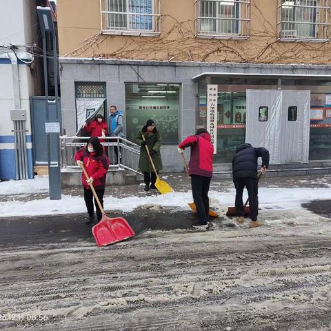 甜水园社区开展清雪除冰服务活动，为居民扫出“平安路”