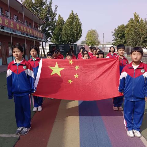 东南小学五（4）班全体师生祝：各位新年快乐！