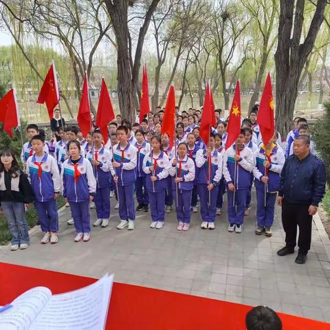 缅怀先烈   继承传统