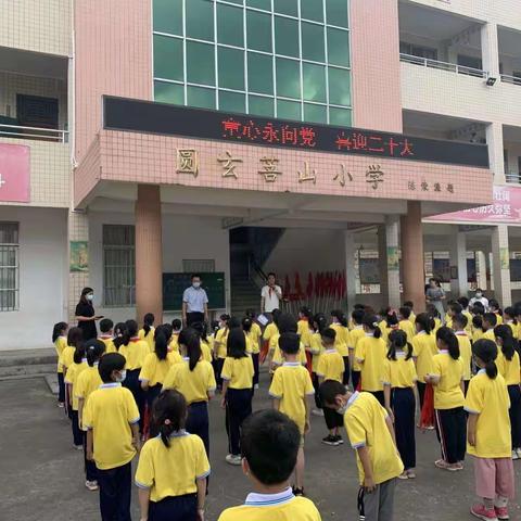 “童心永向党 喜迎二十大“——连滩镇中心小学低年级部入队仪式