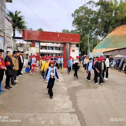 古城镇盘龙逸夫小学——家长志愿者爱心护学助力平安校园